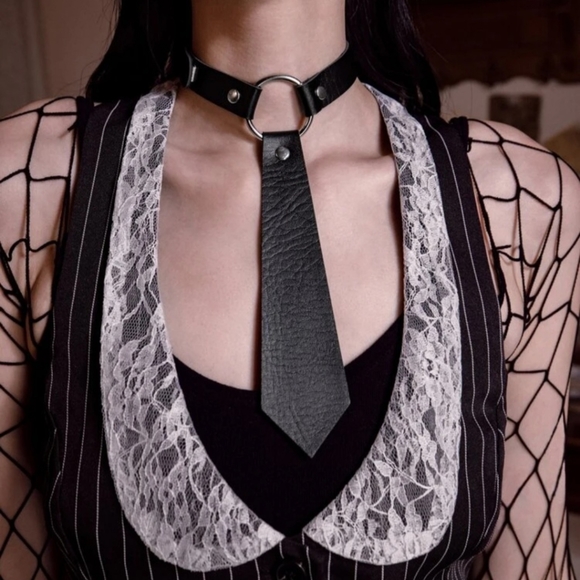 Faux rocker tie necklace - Picture 3 of 3